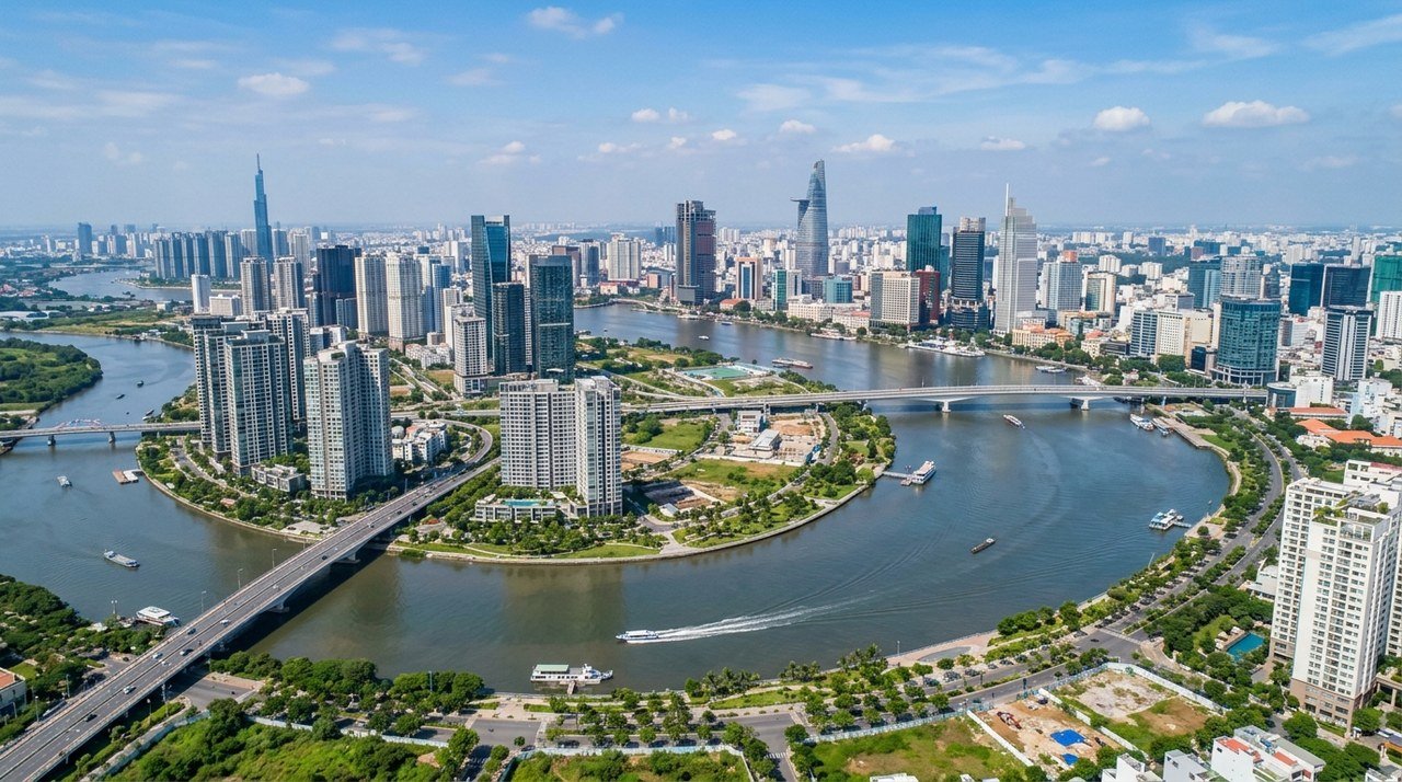 Khu đô thị mới Thủ Thiêm nhìn từ trên cao với các tòa nhà cao tầng và sông Sài Gòn